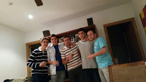 davidmjc08's tweet photo. Con mis Quintos del 90,4 http://t.co/dE8j3jnYwv