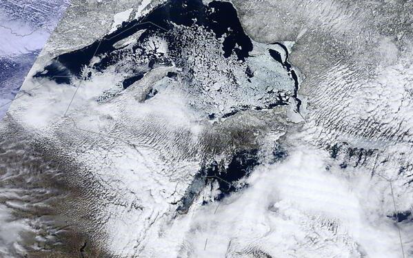 JeffLast's tweet image. Strong E-NE winds &amp;amp; ice on Lk Superior, Green Bay could mean ice shoves Sun ngt-Tue. Today's satellite: