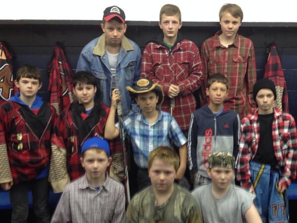 redneck_hockey's tweet photo. Peewee rednecks redneckn it up for today's game! http://t.co/g6AwWe8SI5