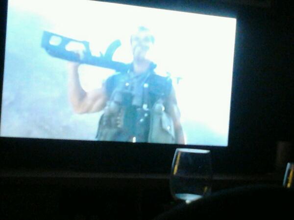 EvaGlezAlonso's tweet photo. Planazo de sábado @alfredoVII @adaWTF @adelitaGil @chumilias @TheXumi #commando http://t.co/KyC1GiVHZh
