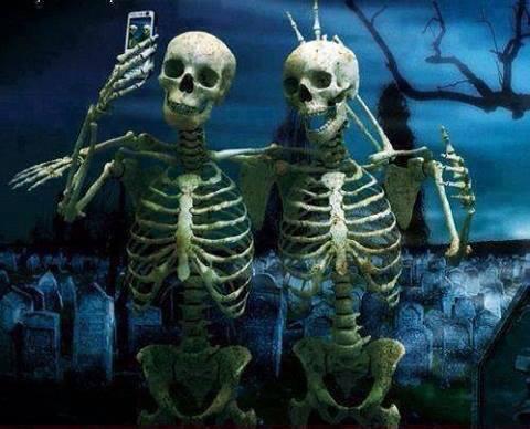 Emeklilerin SELFİSİ.Torbadan bize bişey çıkar belki.Yaşıyormuşuz Gibi Çek Açlıktan Öldügümüz Anlaşılmasın.. :))