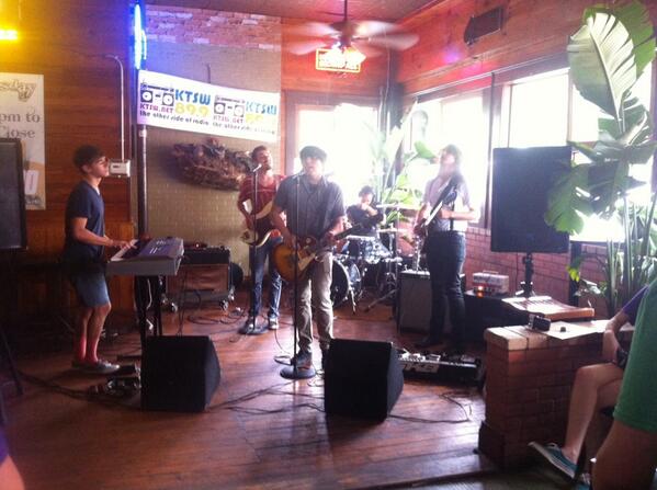 Erick_ulises's tweet photo. @PuroPincheSA band @TeraFerna rocking out at #SanMarcos for #MRFEST2014 http://t.co/RBKk8fmkl8