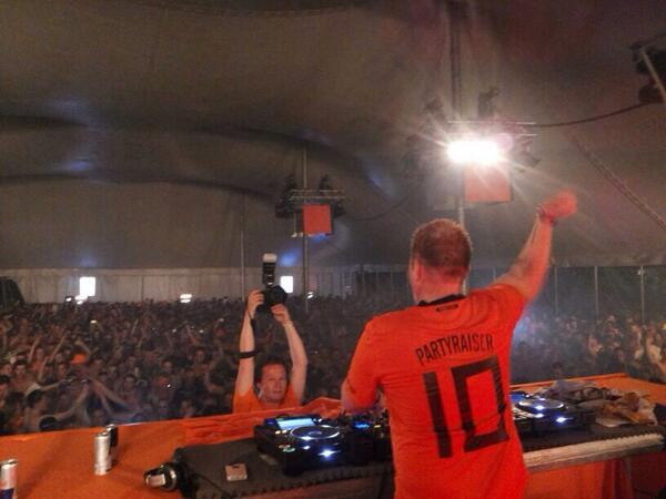Partyraiser_'s tweet photo. Yes yes yes yes!
Focking amazing party, supersized kingsday!
What a big vibe this had!
Thank you so much!!!!!!!!!!!! http://t.co/eyEnTU481N