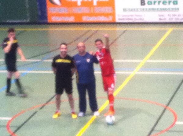 JorgCr24's tweet photo. 2 paquetillos jugando a futsal 😁😁. Jugando a cual se pega mas pataa al otro 😅 @MarioFdz91  @AlvaroVaryxdye http://t.co/u7P9ORSe3O