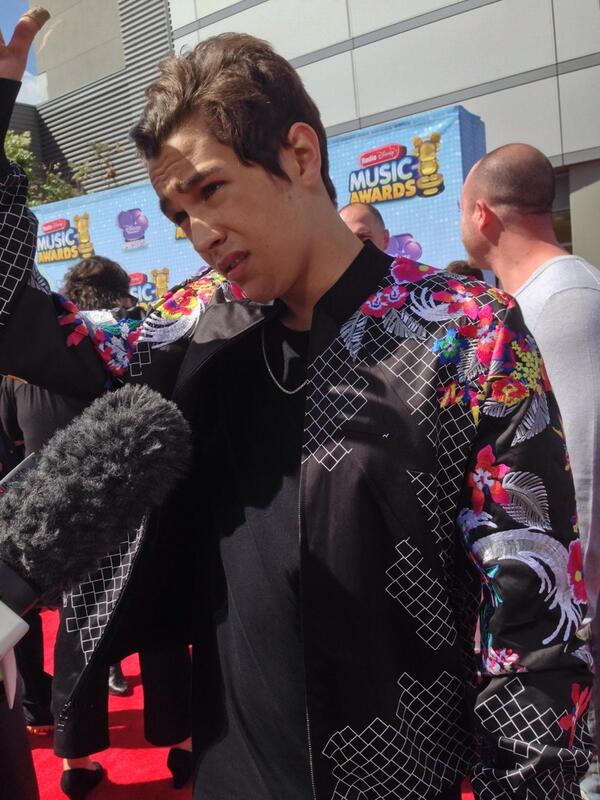 Stephanieput's tweet photo. ahah lucuuu“@popstarmagazine: aww the sun's in @AustinMahone's eyes! love the jacket tho! #RDMAs2014 http://t.co/vJvjaWk7z8”