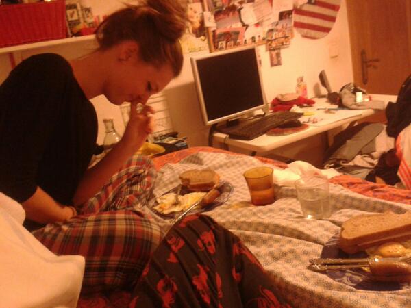 HelenaAche's tweet photo. Picnic in da cama http://t.co/kA4n78i0P2