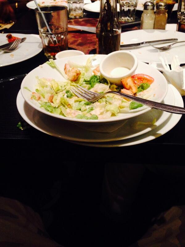 kotazo2012's tweet photo. Sa fessait longtemps que j'tavait pas mangée la salade césar de pizaa Hut 🍕🍕 http://t.co/p5Wn2aWxPh