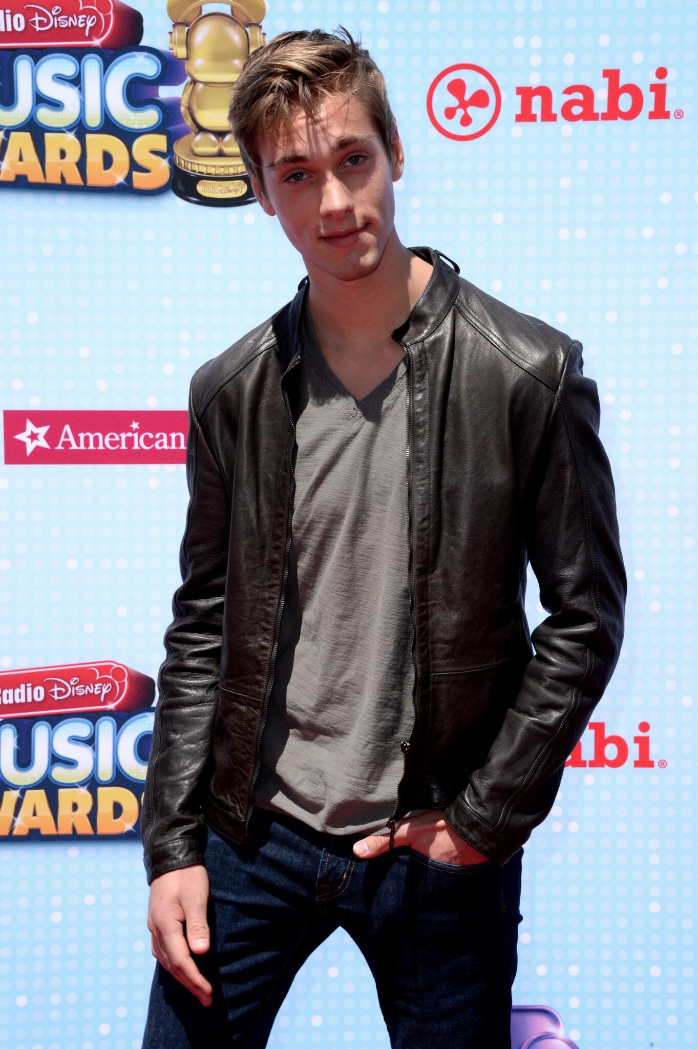 ディズニー チャンネル スターズ 公式 新ドラマ やってないってば でオリビア ホルトの双子の兄弟役を演じるオースティン ノース Check Out Austinnorth55 S Red Carpet Look Rdma Http T Co Kvkipr1grk Twitter