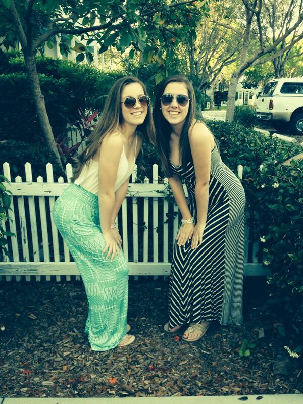 seasideprep_'s tweet image. A little sorority squatting with the best friend🌴🌞 #picslip