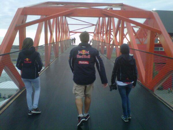 Bigpowderarg's tweet photo. Yendo a ver el #MotoGP con @juanchiforna flor y paz. Al final del tunel, la luz. http://t.co/m5J9GvnfP7