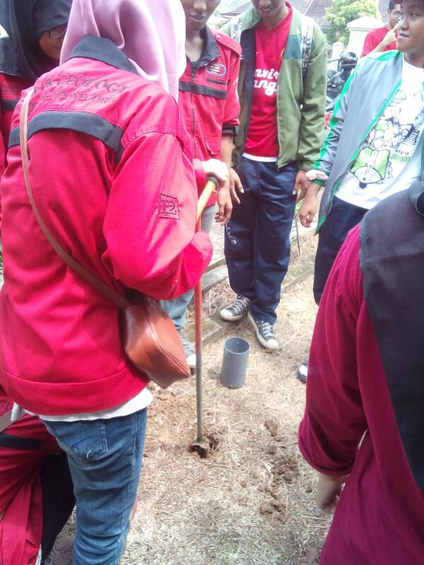 Magmadipa_Undip's tweet photo. Pembuatan lubang biopori oleh @HMTLundip bersama @Magmadipa_Undip http://t.co/FJV1JWgYX4