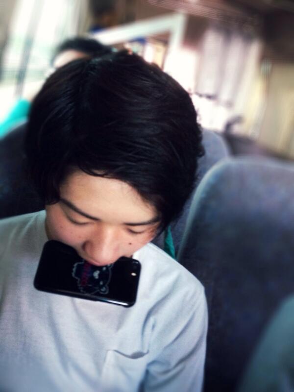 江原蓮は携帯を口にくわえて寝るらしいよ。 http://t.co/WySk0Mc2Xn