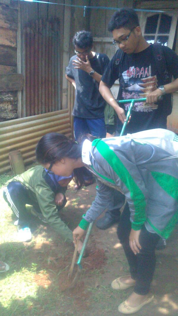 HMTLundip's tweet photo. Lagi pembuatan biopori nih http://t.co/XLJ1yAIMtz
