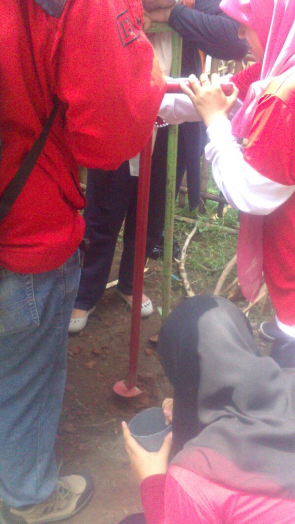 HMTLundip's tweet photo. Biopori diletakkan di 50 titik di Desa Sadeng http://t.co/aspQfDoyu4