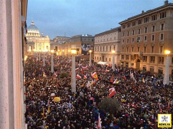 CEVmedios's tweet photo. Completamente repleta la via de la Conciliación y saliendo el sol para la #canonización de Juan Pablo II y Juan XXIII http://t.co/Hf5LFRb5eh