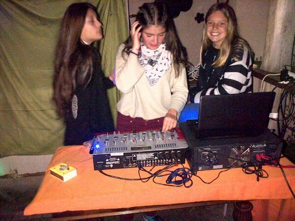 LaSantaFest's tweet photo. MarianCherone un poroto #PepiDj #MuzicalisameEsta #SantaFest http://t.co/ROBFdSWobJ