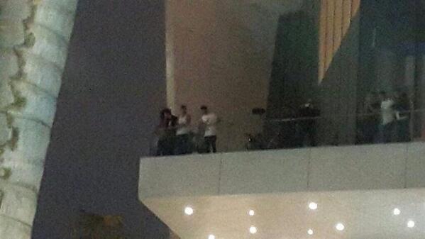peruenlanoticia's tweet image. #OneDirectionEnPeru :))))))))))))))) salieron a saludar a las fans! :) #peruenlanoticia