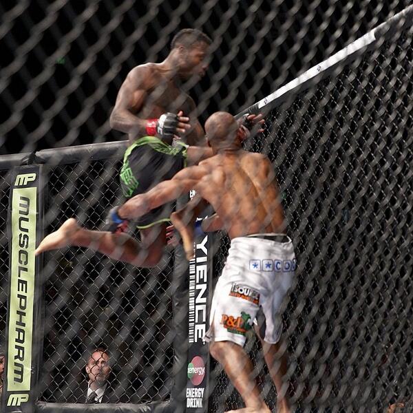danawhite's tweet photo. This might have been the most perfect flying knee I've ever seen! Congrats 2 Chris Beal! http://t.co/9wx2AX31mB