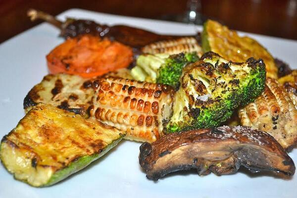 Menuplaya's tweet photo. Una saludable opción en @mariacarbonpdc es su parrillada de verduras 👌 .http://t.co/hyQX4kQNQ0 http://t.co/WHfVEyNNAf