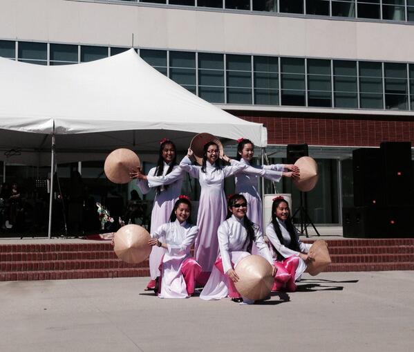 aucocenter's tweet image. The lovely ladies of ACVCC at Lao New Year in Richmond, CA performing "Hanh Trinh Tren Dat Phu Sa" #ilny #auco #viet