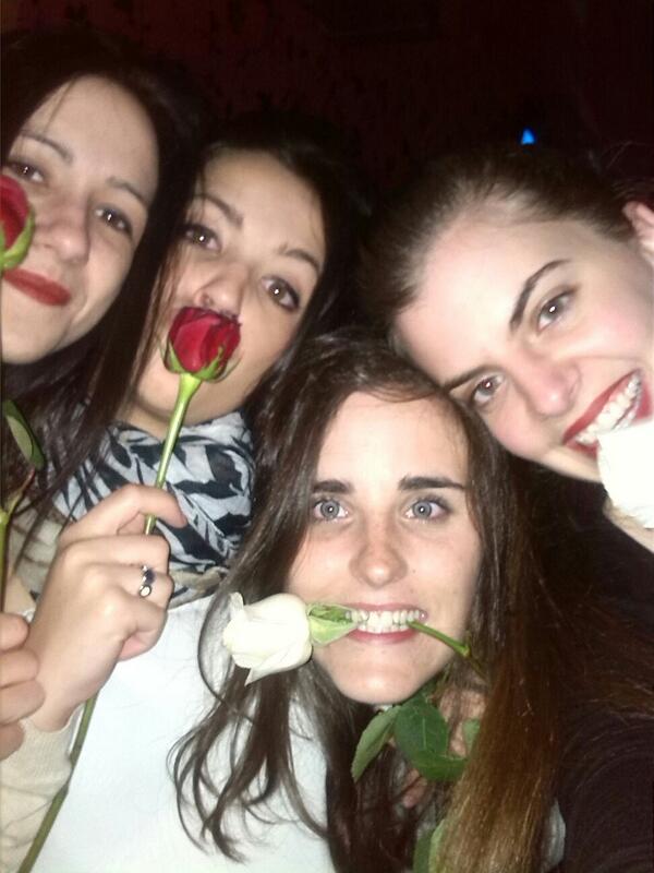 Iba a ser noche de tranquis que ha acabado en cerves bares y aqui estamos que nos regalan hasta rosas #lasputasamas