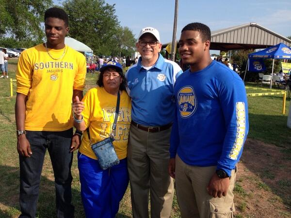 ChancellorLlore's tweet photo. With baseball and football prospects at Houston Alumni Crawfish picnic http://t.co/GRJL9BrTRa