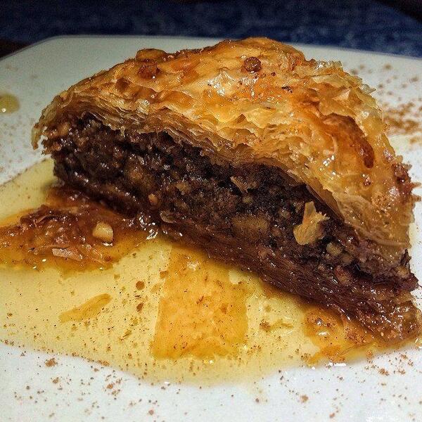 Menuplaya's tweet photo. Rico Baklava de #MilosRestaurant  base de nueces, avellas y almendras y trituradas  http://t.co/FpfVRf5YoB http://t.co/E46VuegRWQ