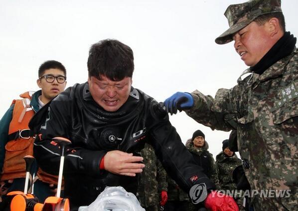 여러분 이 잠수부 얼굴을 
보세요 얼마나 고초가 
심했으며 얼굴을 찌푸리고 
손발 마비 증세를 호소합니까
그런데 잠수부가 구조가 
더디네 일을하니 놀고있니
이런 소리나하고 이종인 
허풍쟁이 말만 믿고 있으니