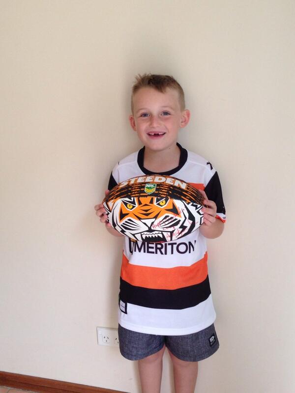 krisazcoop's tweet photo. @patrichards5 thanks for signing this ball for Coops 8th birthday, Pat! #excited8yrold #starstruck #idol http://t.co/YYASxqYANb