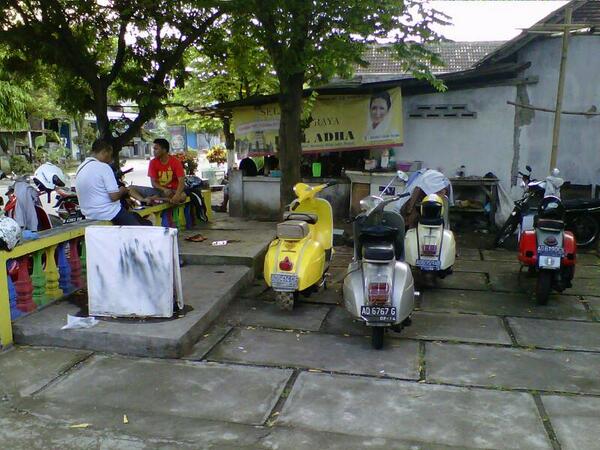 SSC_ID's tweet photo. Persiapan #TourDeTawangmangu at #KapalInduk @IndoBervespa @vespaorijingan @Vespa_IND http://t.co/DEfyWgDPYs