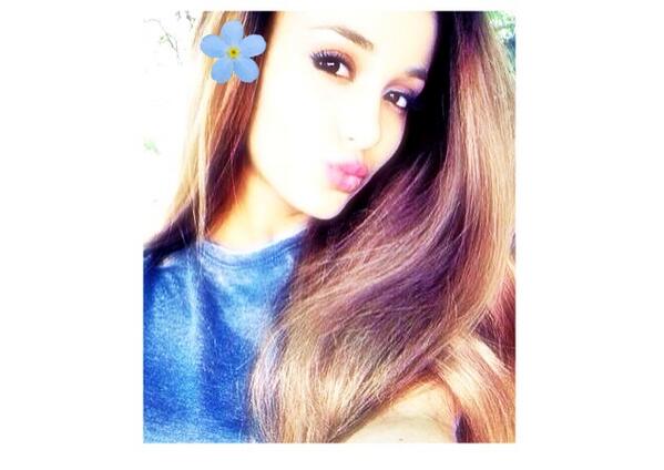 IAmLauraBitches's tweet image. s an actual godess &amp;lt;3   #1DayUntilProblem