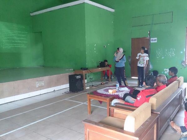 EarthInOurHand's tweet photo. Presentasi dr KSL kpd peserta pembuatan Biopori http://t.co/VpqW8nyOWV