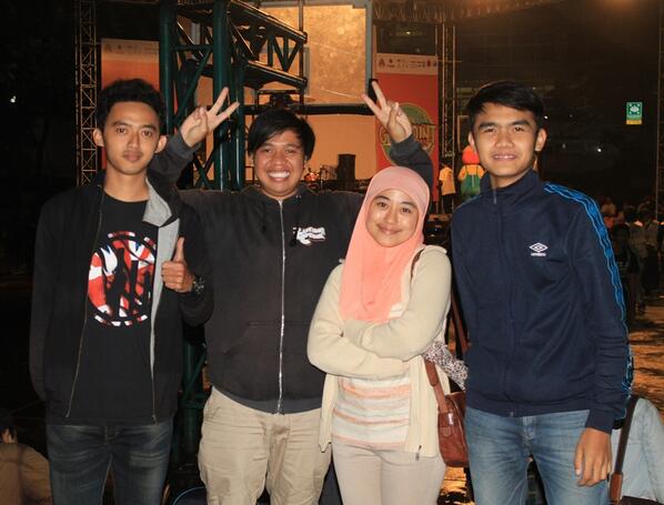 *masih masih* <a href="/Geopoint2014/">Geopoint2014 IMG-ITB</a> with <a href="/febistefano/">Stefano Febi</a> <a href="/FF_LUTFI/">Ebel</a> @ayuwidyayu kemarin malam setelah <a href="/payungteduh/">payungteduh</a> :))