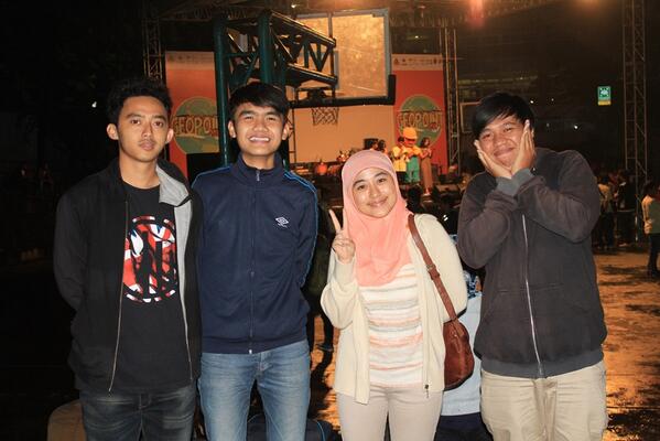 *masih masih lagi* <a href="/Geopoint2014/">Geopoint2014 IMG-ITB</a> with <a href="/febistefano/">Stefano Febi</a> <a href="/FF_LUTFI/">Ebel</a> @ayuwidyayu kemarin malam setelah <a href="/payungteduh/">payungteduh</a> :))