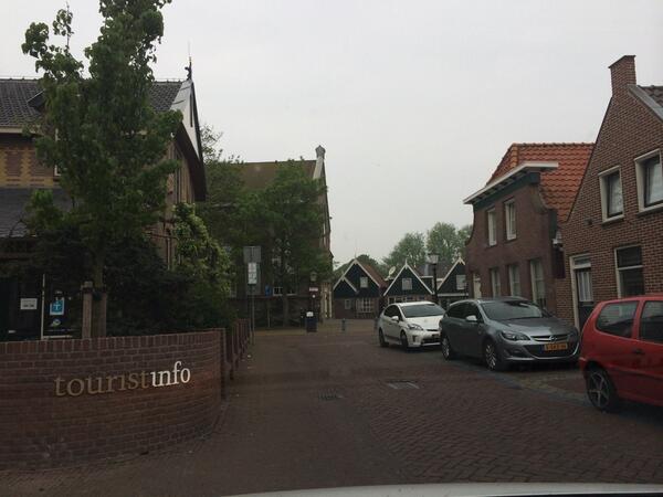 MarkCobussen's tweet photo. #nou let op!!! Controle hinderlijk geparkeerde auto's "oude dorp" van kerkbezoekers. Er wordt bekeurd!!!! http://t.co/Vd654YYbDb