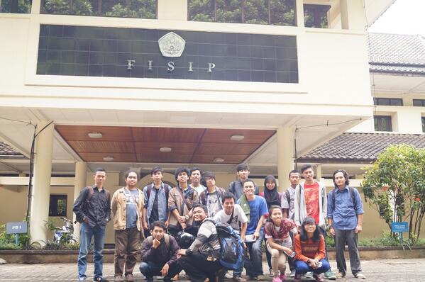 HIMSOS_UNPAD's tweet photo. Bersama teman teman @HMSosioUI  @UINsosiologi @BEMJsosiologi  di kampus FISIP UNPAD tercinta :D http://t.co/mWyuhYDgNS