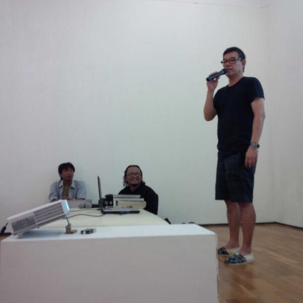 Chris Darmawan, galeris, sampaikan sambutan pembuka pd diskusi #IPPHOS di Semarang Gallery, Minggu 27/4.