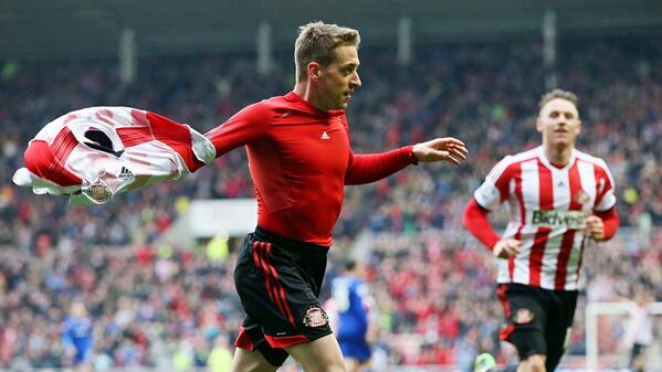 FIFAcom's tweet photo. .@SAFCofficial boosted their survival hopes with a 4-0 win vs @CardiffCityFC. Report &amp; pics - http://t.co/9ZharDxnwI http://t.co/BnvhEwgTGv