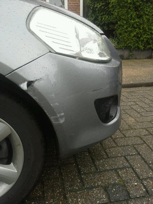 VeenRik's tweet photo. Wie heeft er tussen 1en half 4 vanmiddag tegen mijn auto aangezeten. . Of heeft iemand wat gezien?   Retweet aub http://t.co/4YHPbsGsLN