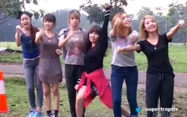 PRIMARY_TGR's tweet photo. "@PriMary_INA: [PICT] @SOS__Mary &amp; @SOSisofficial at Super Trap Trans TV *4 http://t.co/WVC4R0pZmt | cr: mrgetar"