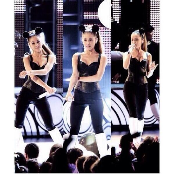 dobrevdelenaxo's tweet image. Ariana slayed the stage last night&amp;lt;3
She looks like a happy mousey up on that stage.
#ProblemTonight