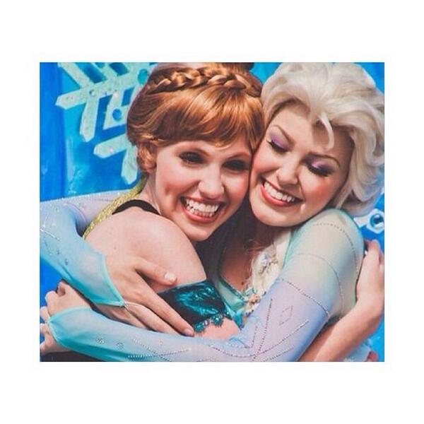 Elsa___Frozen's tweet photo. I love this pic😍💖👭 http://t.co/zKlNeRLhPd