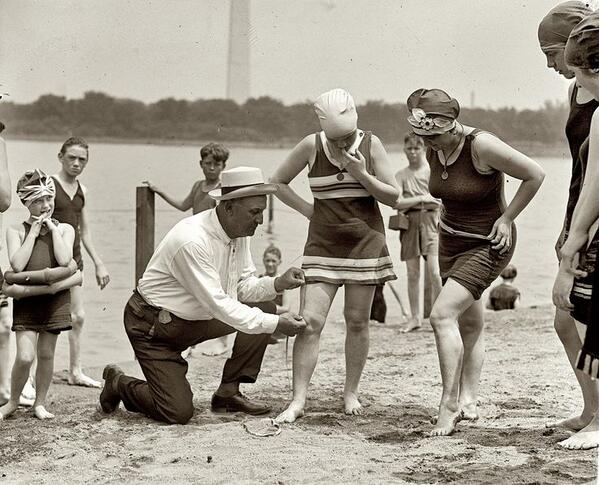 HistoryInPics's tweet image. 1922 Beach Police -- No swimsuit was allowed to be higher than 6 inches above the knee.