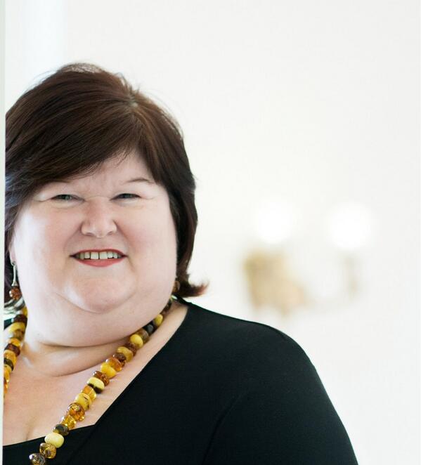 y_els's tweet photo. #MaggieDeBlock in #7dag  "asielaanvragen met 40% gedaald tijdens mijn beleid" http://t.co/ca7kmZ5iKG