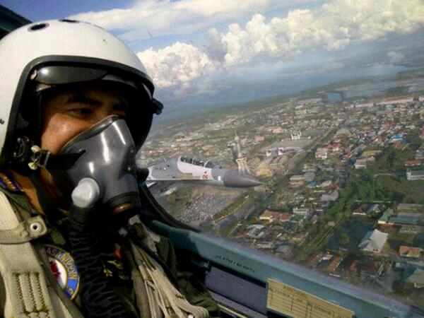 Kendari_UPDATE's tweet photo. Edisi Selfie pilot sukhoi saat atraksi siang tadi di langit kota kendari http://t.co/Wz1DXTl0LC via @cullank_red