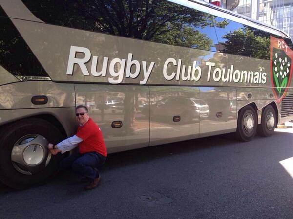 RugbyLAD7's tweet photo. Looks like one @Munsterrugby Fan has figured out a way to stop the power if @RCTofficiel #NiceOneLAD http://t.co/BEFsovBQG0