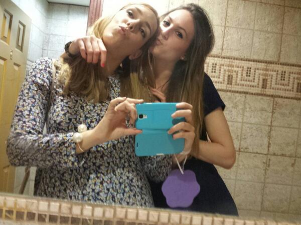 eromeoyjulieta's tweet photo. Sesion de fotos en el baño antes del desastre @blancsb http://t.co/iIOWqhWjtM
