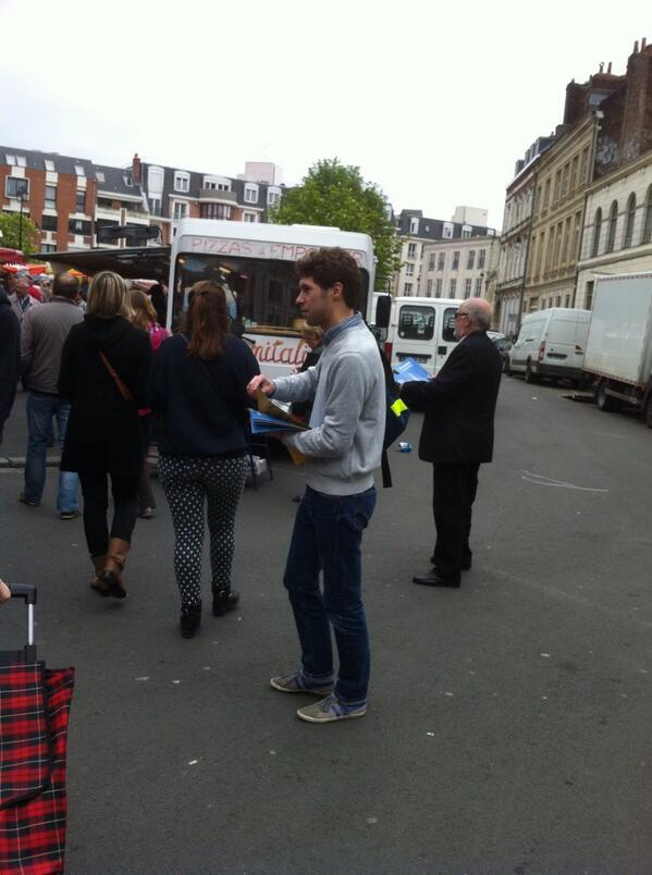 UDIjeunes59's tweet photo. Nos militants jeunes et @UDI_Nord en plein tractage place du concert à Lille. #LesEuropeens http://t.co/V6zJcTTL0x