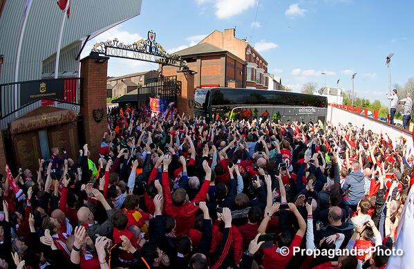 propagandaphoto's tweet photo. Photo: Liverpool fans welcome the team coach through the Shankly Gates before the game against Chelsea. #LFC #CFC http://t.co/FL2BAshQbp