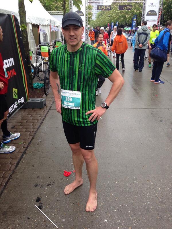 jordykamphuis's tweet image. Jaja! Op blote voeten de @enschedemaratho #EM14